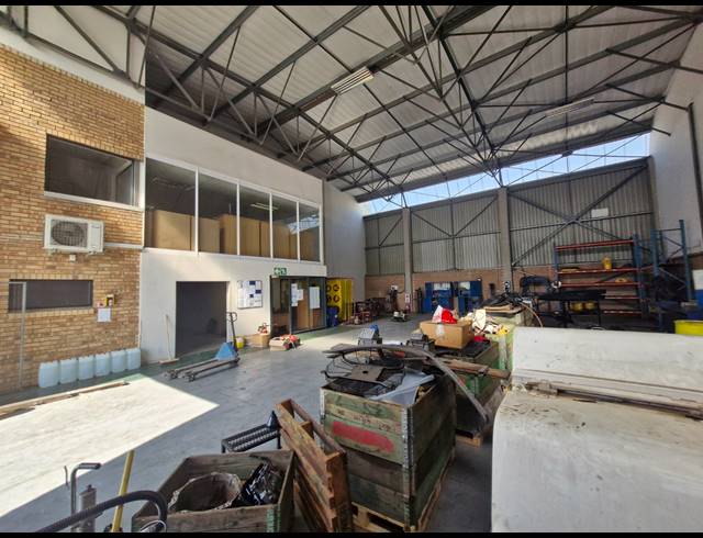 1,350M² WAREHOUSE TO LET IN JET PARK